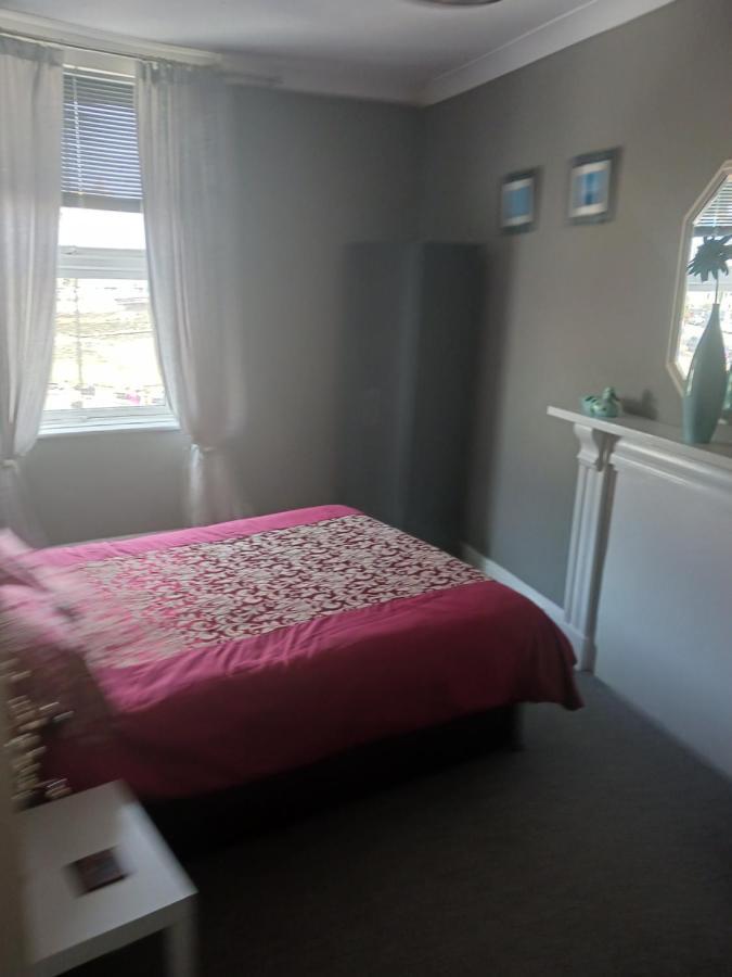 Beachfront 2 Double Bedroom 2nd Floor Apartment Llandudno