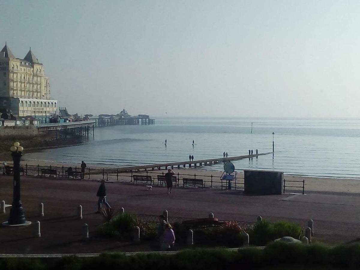 Beachfront 2 Double Bedroom 2nd Floor Apartment Llandudno