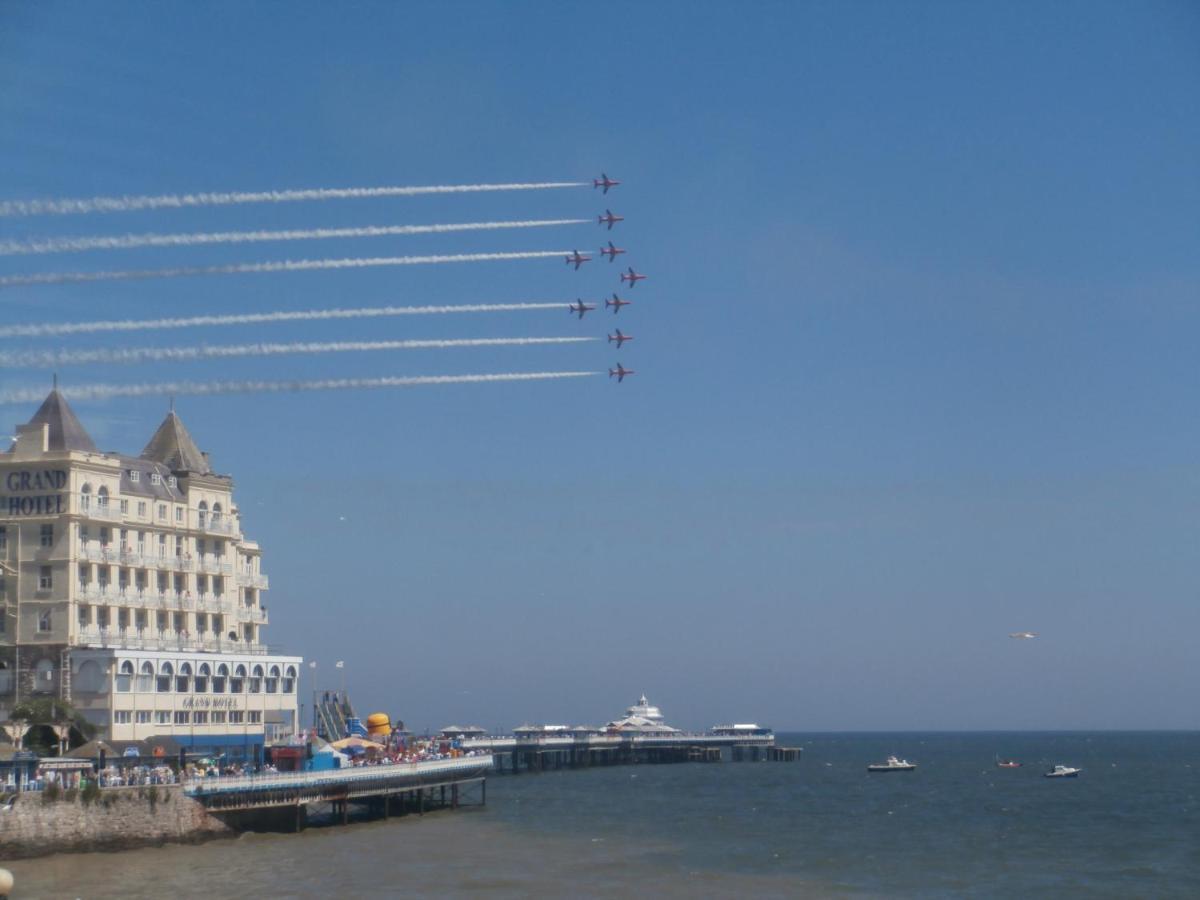 Apartment Beachfront 2 Double Bedroom 2nd Floor Llandudno
